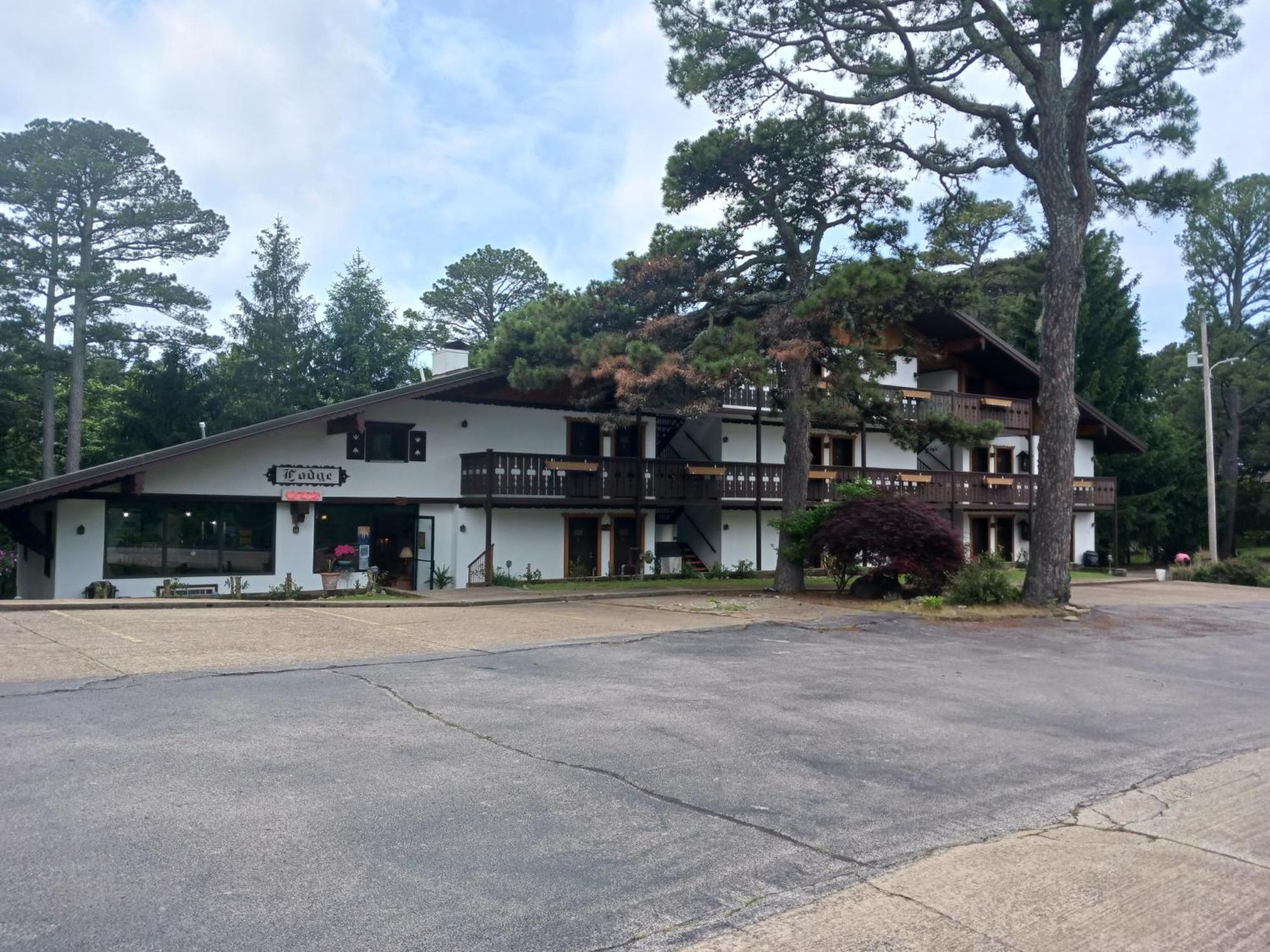 Bavarian Inn Motel & Restaurant Юрика Спрингс Экстерьер фото