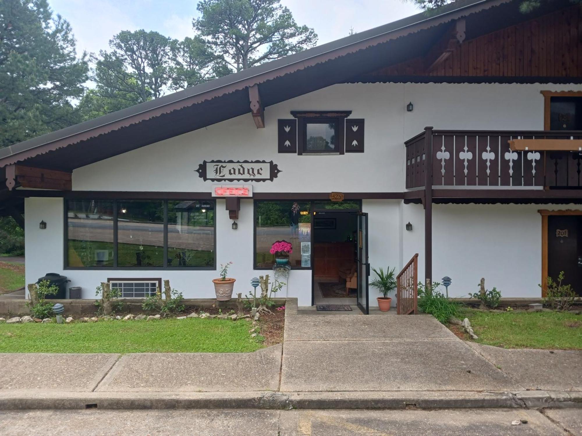 Bavarian Inn Motel & Restaurant Юрика Спрингс Экстерьер фото