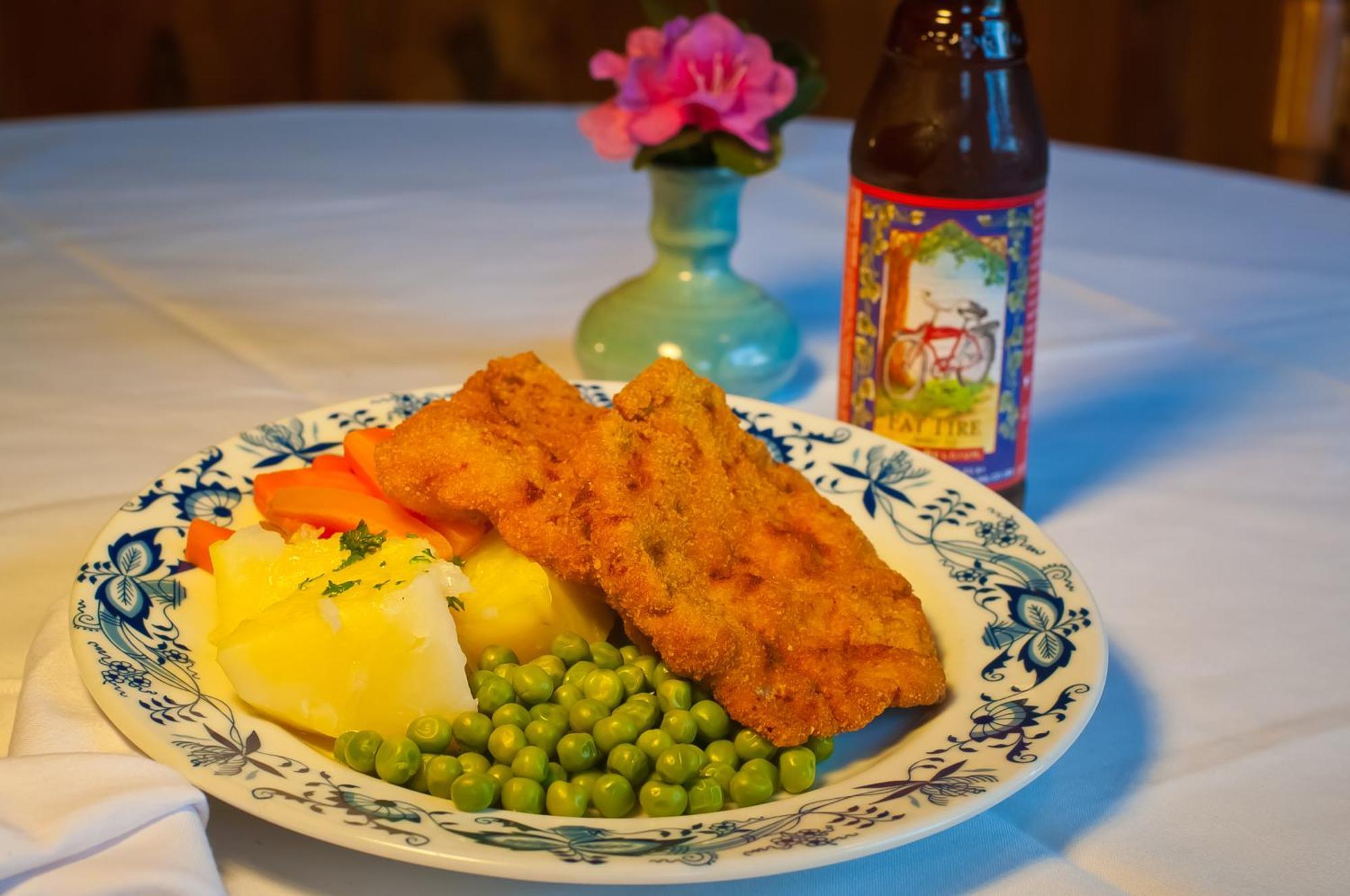 Bavarian Inn Motel & Restaurant Юрика Спрингс Экстерьер фото